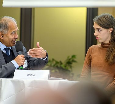 Akademientag 2023: Klimaforscher Prof. Dr. Mojib Latif antwortet auf die Frage eine r Sch&uuml;lerin.