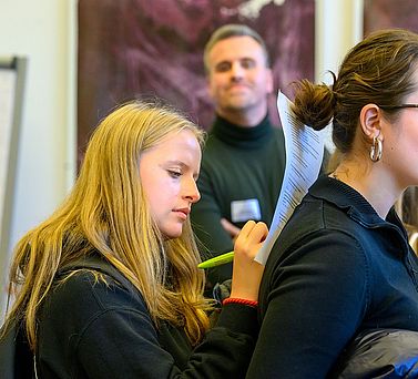 Projektstra&szlig;e beim Akademientag 2023: Sch&uuml;lerinnen l&ouml;sen R&auml;tsel