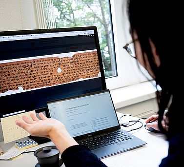 Charles Li digitalisiert ein altes Schriftst&uuml;ck