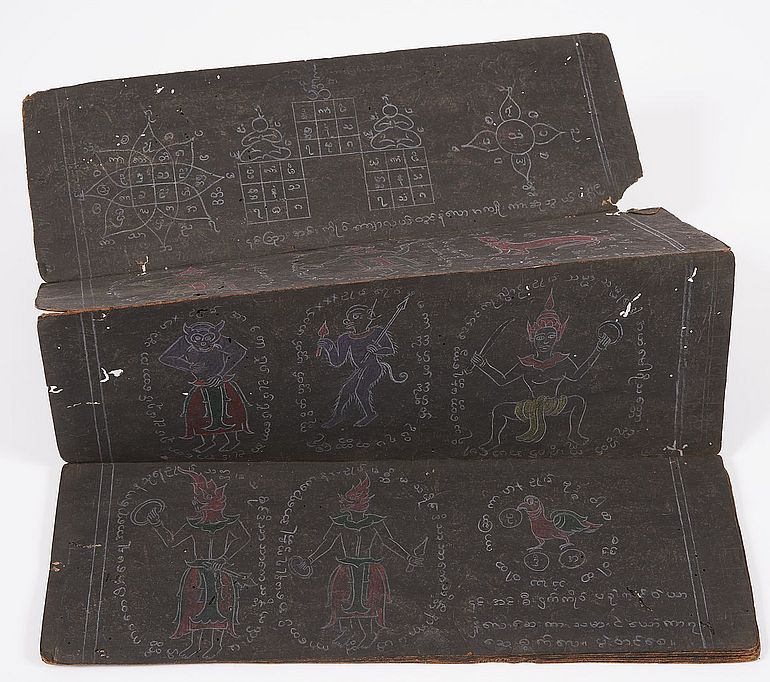 Thail&auml;ndisches buddhistisches Leporello aus schwarzem Papier mit Illustrationen.