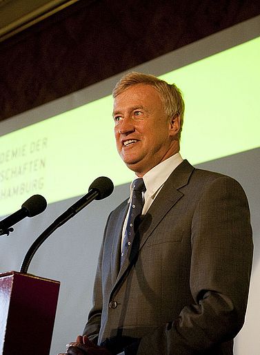 Hamburgs Erster B&uuml;rgermeister Ole von Beust steht bei der Verleihung des Hamburger Wissenschaftspreises 2009 hinter dem Rednerpult und schaut l&auml;chelnd in Richtung Publikum.