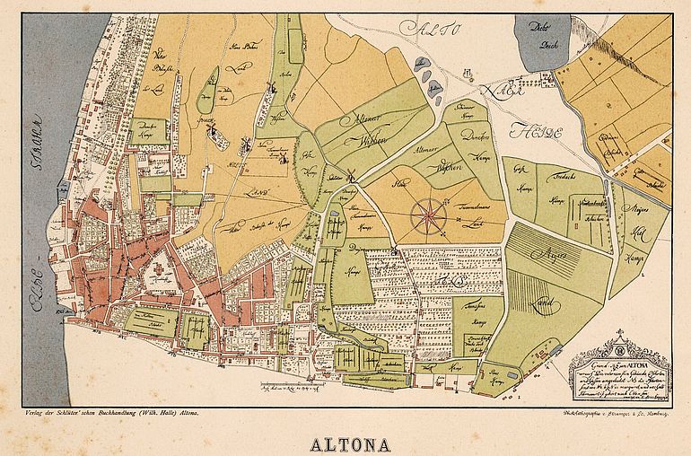 Die Stadt Altona um das Jahr 1745. Das Nobistor markierte die Grenze zwischen dem d&auml;nischen Altona und der Stadt Hamburg (mit der Beschriftung &bdquo;Nr.4E&ldquo;). Direkt hier am Grenzverlauf befand sich die &bdquo;Gro&szlig;e Freiheit&ldquo; mit der mennonitischen und der heute noch bestehenden r&ouml;misch-katholischen Kirche. Dar&uuml;ber die &bdquo;Kleine Freiheit&ldquo; mit ihren beiden reformierten Kirchengeb&auml;uden.