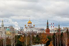 Eine Panorama-Aufnahme des Moskauer Regierungsviertels. Es ist unter anderem der Kreml und die Christ-Erlöser-Kathedrale zu erkennen.