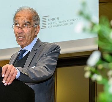 Zentrale Er&ouml;ffnung des Akademientages 2023: Prof. Dr. Mojib Latif, Pr&auml;sident der Akademie der Wissenschaften in Hamburg, begr&uuml;&szlig;t das Publikum.