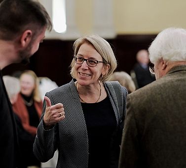 Laudatorin Prof. Dr. Prof. Dr. Rebekka von Mallinckrodt, Historikerin und Akademiemitglied, die Originalit&auml;t und die Anschlussf&auml;higkeit der Argumentation in Winters Dissertation hervor.