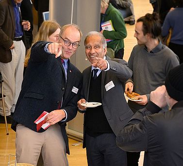 Akademientag 2023: Prof. Dr. Daniel G&ouml;ske, Pr&auml;sident der Nieders&auml;chsischen Akademie der Wissenschaften zu G&ouml;ttingen, und Prof. Dr. Mojib Latif,  Pr&auml;sident der Akademie der Wissenschaften in Hamburg, schauen gut gelaunt in die Kamera.