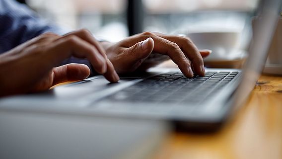 Nahaufnahme H&auml;nde tippen auf Laptop