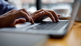 Nahaufnahme H&auml;nde tippen auf Laptop