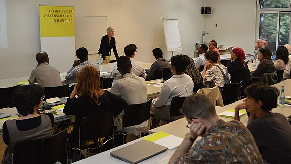 Akademie-Vizepr&auml;sidentin Prof. Dr. Gabriele Clemens er&ouml;ffnet die Summer School 2023 zur Handschriftenforschung. Akademie-Vizepr&auml;sidentin Prof. Dr. Gabriele Clemens er&ouml;ffnet die Summer School 2023 zur Handschriftenforschung. Sie steht in einem Seminarraum vor den Teilnehmenden und Lehrenden der Summer School und spricht zu ihnen.