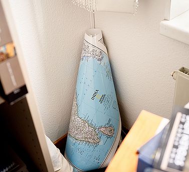 Eine Indien Karte steht in einer Ecke