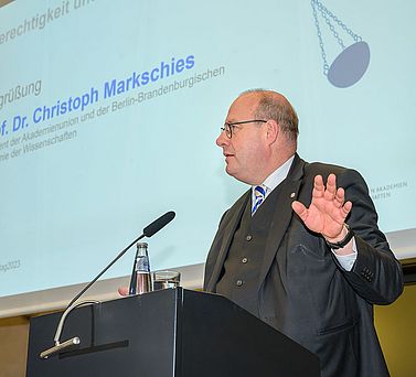 Die feierliche Abendveranstaltung widmete sich dem Thema &bdquo;Gerechtigkeit und Menschenrechte&ldquo;. Prof. Dr. Christoph Markschies, Pr&auml;sident der Akademienunion, bei seiner Er&ouml;ffnungsrede