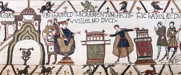 Abb. 5: &bdquo;Teppich von Bayeux&ldquo; (Ende 11. Jh.): der angels&auml;chsische Graf Harold schw&ouml;rt dem normannischen Herzog Wilhelm (&bdquo;dem [zuk&uuml;nftigen] Eroberer&ldquo;) die Treue. (Mus&eacute;e de la Tapisserie de Bayeux)
