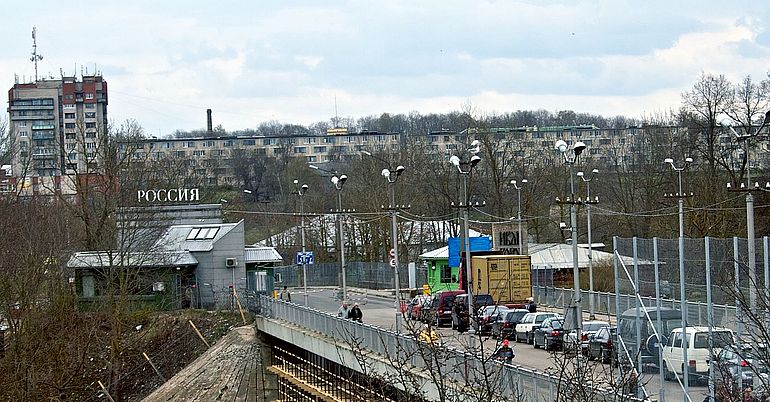 Grenz&uuml;bergang Narva im Jahr 2010, zwischen Estland ("frei", 94 Punkte) und Russland ("nicht frei", 16 Punkte), Freedom House Index 2023 [7]