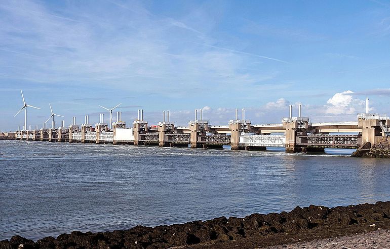 Das Oosterschelde-Sperrwerk (niederl&auml;ndisch Oosterscheldekering) ist Teil der Deltawerke, die haupts&auml;chlich in der niederl&auml;ndischen Provinz Zeeland vor Sturmfluten und Hochwasser sch&uuml;tzen sollen.