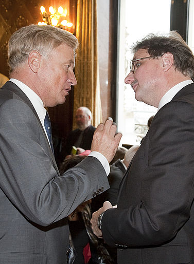 Hamburgs Erster Bürgermeister Ole von Beust unterhält sich nach der Verleihung des Hamburger Wissenschaftspreises 2009 mit dem Preisträger Prof. Dr. Stefan Ehlers. Ehlers hört von Beust interessiert zu.