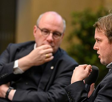 Prof. Dr. Christoph Markschies, Pr&auml;sident der Akademienunion, h&ouml;rt Erik Marquardt (rechts), Mitglied des Europ&auml;ischen Parlaments, zu.