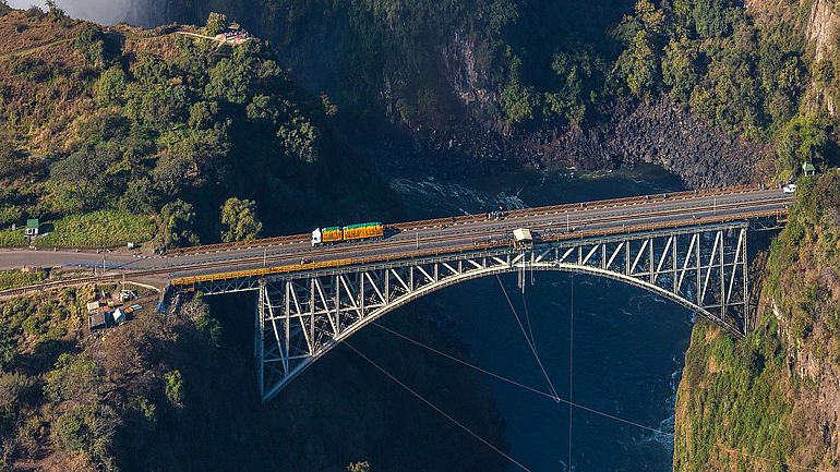 Die Victoria-Falls-Br&uuml;cke verbindet das politisch freier eingestufte Sambia mit dem weniger freien Nachbarn Simbabwe. Laut dem Freedom House Index 2023 erh&auml;lt Sambia 54 Punkte und Simbabwe 28 Punkte (vgl. Fu&szlig;note 7).