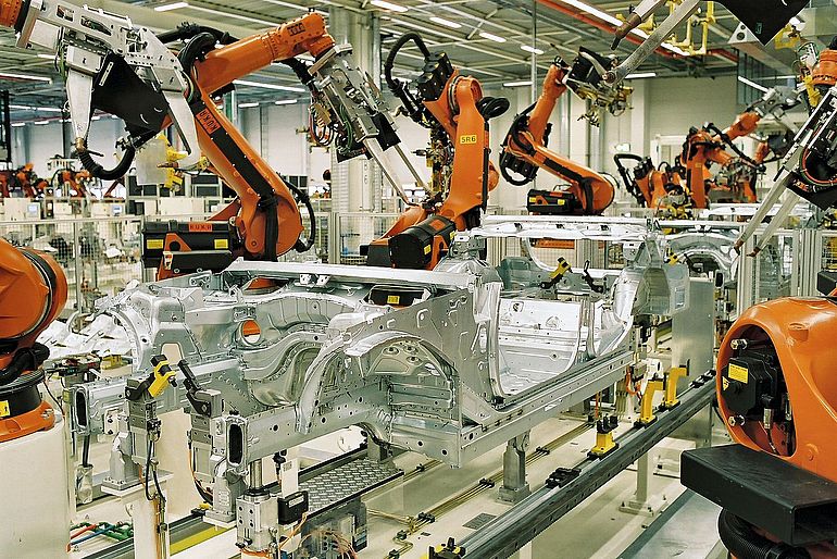 Automobilproduktion 2005: BMW Werk Leipzig, Punktschwei&szlig;en der BMW‑3er‑Karosserien durch KUKA‑Industrieroboter.