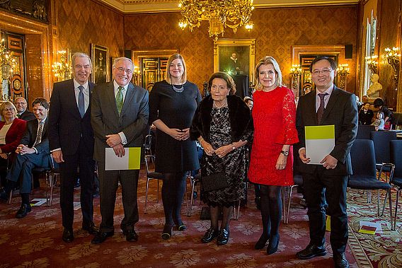 Ein Gruppenfoto im Hamburger Rathaus. Zu sehen sind von links nach rechts: Akademiepr&auml;sident Prof. Dr. Edwin J. Kreuzer, Preistr&auml;ger Prof. Dr. Klaus M&uuml;llen, die Zweite B&uuml;rgermeisterin und Wissenschaftssenatorin Katharina Fegebank, Stifterin Hannelore Greve, Stifterin Eva-Maria Greve und Preistr&auml;ger Prof. Dr. Xinliang Feng.