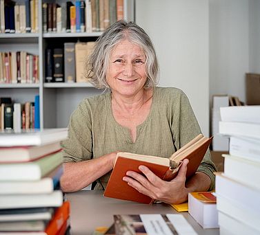 Eva-Maria Wilden h&auml;lt ein Buch in der Hand