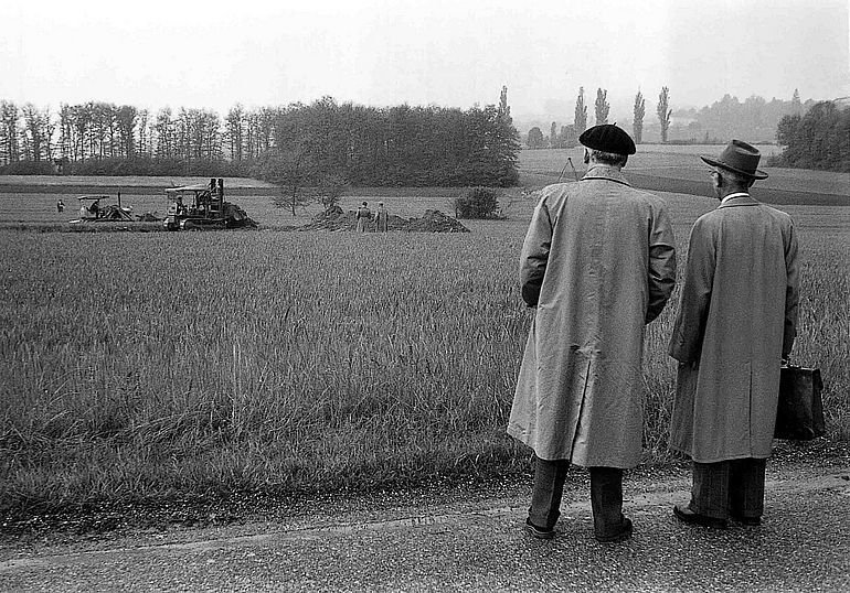 Am 17. Mai 1954 fand am Standort Meyrin in Genf der erste Spatenstich zum Bau des Europ&auml;ischen Labors f&uuml;r Teilchenphysik CERN statt.
