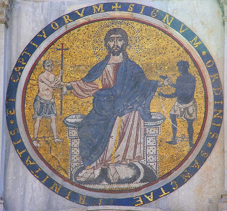   Mosaik mit der Darstellung einer sitzenden Christus-Figur, der die Arme von zwei M&auml;nnern mit Fu&szlig;fesseln ergreift. (Lorenzo Cosmati, 13. Jahrhundert).