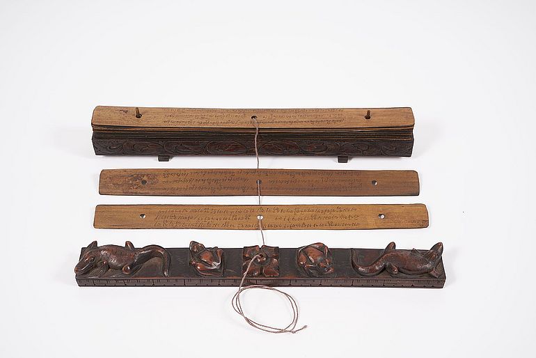 Ein Pothi-Palmblattmanuskript ist ein traditionelles Schriftmedium aus S&uuml;d- und S&uuml;dostasien, bestehend aus gestapelten, beschriebenen Palmbl&auml;ttern.