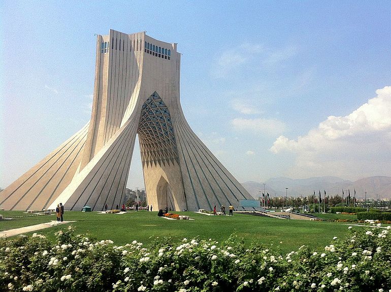Der Freiheitsturm in Teheran wurde 1971 unter dem Namen Shahyad-Turm erbaut. Nach der iranischen Revolution von 1979 wurde er in Azadi-Turm (Freiheitsturm ) umbenannt.