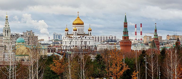 Eine Panorama-Aufnahme des Moskauer Regierungsviertels. Es ist unter anderem der Kreml und die Christ-Erl&ouml;ser-Kathedrale zu erkennen.