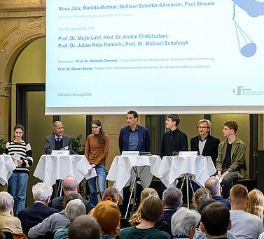 Bei der zentralen Er&ouml;ffnung des Akademientages 2023 diskutierten Sch&uuml;lerinnen und Sch&uuml;lern des Carl-von-Ossietzky-Gymnasiums mit den Wissenschaftlern zu den Themenpanels.