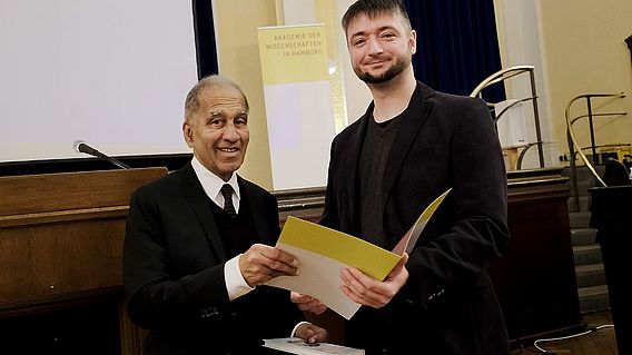 Akademiepr&auml;sident Prof. Dr. Mojib Latif verleiht den Elise-Reimarus-Preis 2023 an den Frisisten Dr. Christoph Winter.