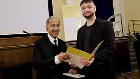 Akademiepr&auml;sident Prof. Dr. Mojib Latif verleiht den Elise-Reimarus-Preis 2023 an den Frisisten Dr. Christoph Winter.