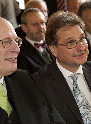 Eine Nahaufnahme zeigt Preistr&auml;ger Prof. Dr. Stefan Ehlers und Akademiepr&auml;sidenten Prof. Dr. Heimo Reinitzer inmitten des Publikums bei der Verleihung des Hamburger Wissenschaftspreises 2009.