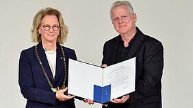 Leopoldina-Pr&auml;sidentin Bettina Rockenbach &uuml;bergibt die Mitgliedsurkunde an Andreas K. Engel