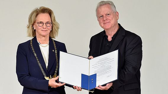 Leopoldina-Pr&auml;sidentin Bettina Rockenbach &uuml;bergibt die Mitgliedsurkunde an Andreas K. Engel