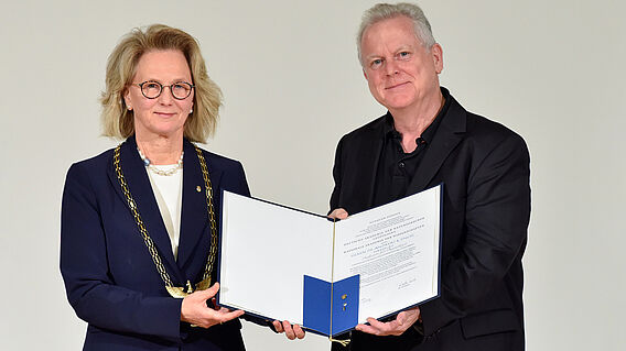 Leopoldina-Pr&auml;sidentin Bettina Rockenbach &uuml;bergibt die Mitgliedsurkunde an Andreas K. Engel