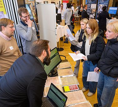 Projektstra&szlig;e beim Akademientag 2023: Sch&uuml;lerinnen am Info-Stand vom Langzeitforschungsprojekt "Formulae - Litterae - Chartae" im Gespr&auml;ch mit Wissenschaftlern