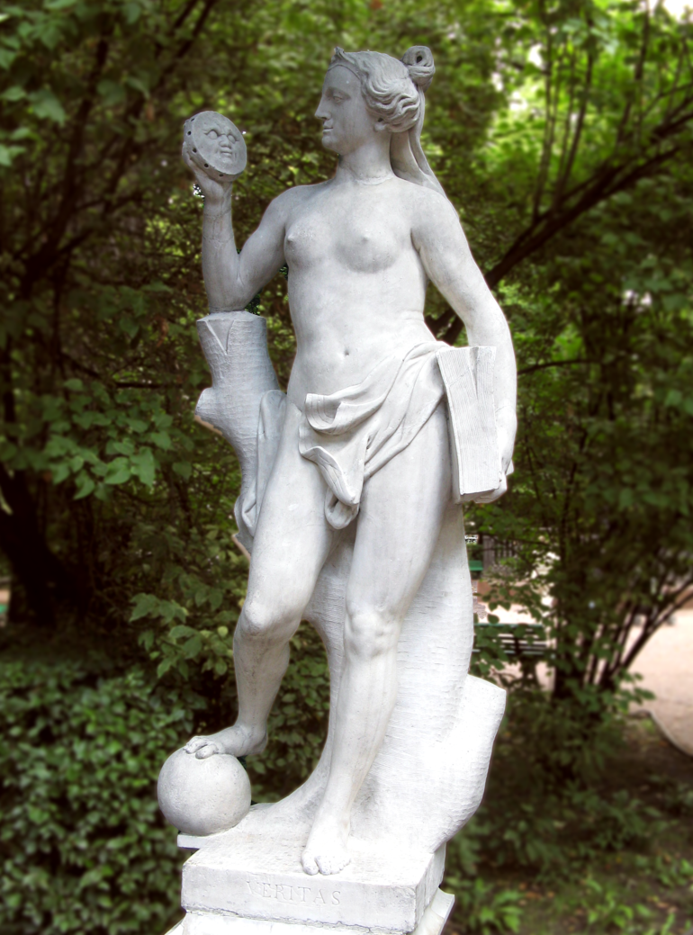 Eine Steinskulptur der r&ouml;mischen G&ouml;ttin der Wahrheit Veritas im Sommergarten Sankt Petersburg