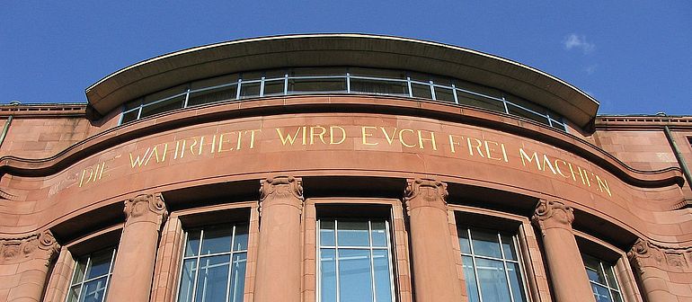  Aula der Universit&auml;t Freiburg mit Universit&auml;tsdevise: &bdquo;Die Wahrheit wird euch frei machen&ldquo;