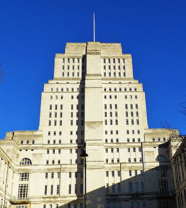 "Ministry of Truth" (Das Senate House der University of London, das in einer BBC-Verfilmung von Nineteen Eighty-Four das "Ministerium der Wahrheit" darstellte.)