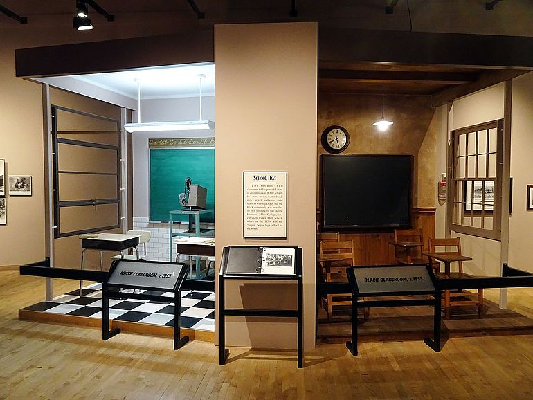 Rekonstruktion von zwei segregierten Klassenzimmern (Birmingham Civil Rights Institute, Alabama)