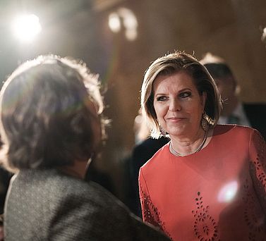 Eva-Maria Greve steht l&auml;chelnd zwischen Besuchern der Preisverleihung des Hamburger Wissenschaftspreises.