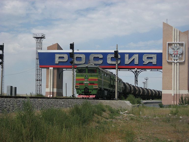 Ein &Ouml;ltransport passiert den russisch-chinesischen Grenzbahnhof Manzhouli-Zabaykalsk.
