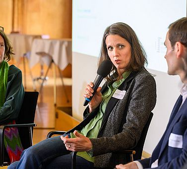 Akademientag 2023: Prof. Dr. Annika Herrmann, Leiterin des Instituts f&uuml;r Deutsche Geb&auml;rdensprache und Co-Leitung des Akademievorhabens &bdquo;DGS-Korpus&ldquo;, diskutierte mit zum Thema &bdquo;Gerechtigkeit - Bildung und Kultur&ldquo;.