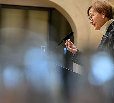 Bettina Stark-Watzinger, Ministerin f&uuml;r Bildung und Forschung, hielt ein Gru&szlig;wort zum Akademientag 2023.