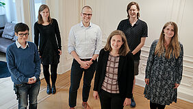 Ein Gruppenfoto des Young Academy Fellow Jahrgangs 2020. Von links nach rechts: Jun. Prof. Dr. Franziska Neumann, Dr. Bettina Schwab, Dr. Hermann Diebel-Fischer, Jun. Prof. Dr. Stephanie Zehnle, Dr. Niels Linnemann und Dr. Anne Dienelt.