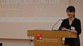 Susanne My Giang steht hinter dem Rednerpult w&auml;hrend der Konferenz &bdquo;Forum Junge Wissenschaft&ldquo; 2016.