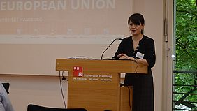 Susanne My Giang steht hinter dem Rednerpult w&auml;hrend der Konferenz &bdquo;Forum Junge Wissenschaft&ldquo; 2016.