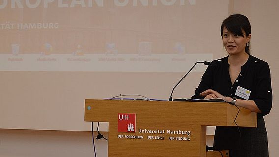 Susanne My Giang steht hinter dem Rednerpult w&auml;hrend der Konferenz &bdquo;Forum Junge Wissenschaft&ldquo; 2016.