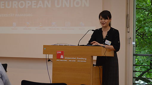 Susanne My Giang steht hinter dem Rednerpult während der Konferenz „Forum Junge Wissenschaft“ 2016.